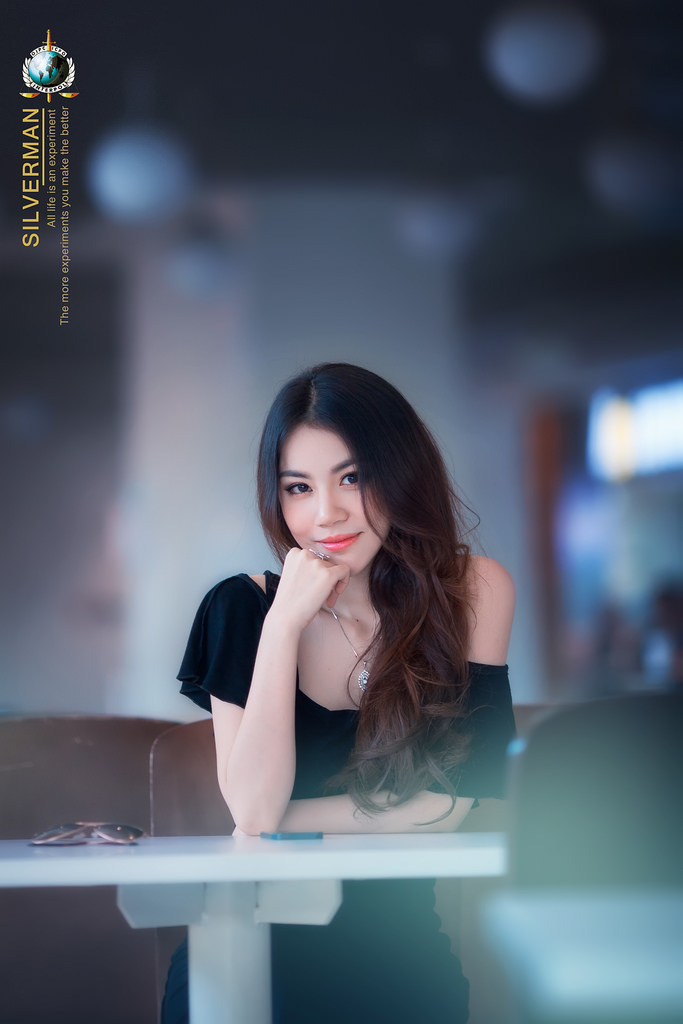 诱人的年轻的秘书1